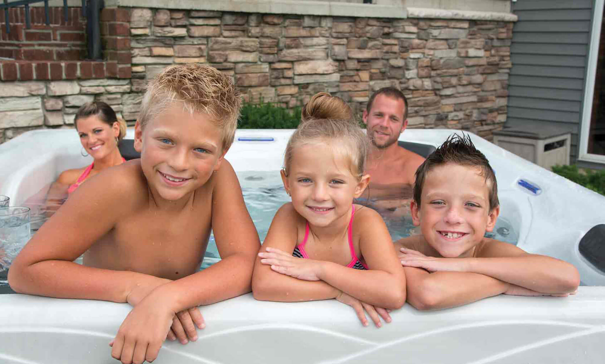 Familie in een Master Spas bubbelbad