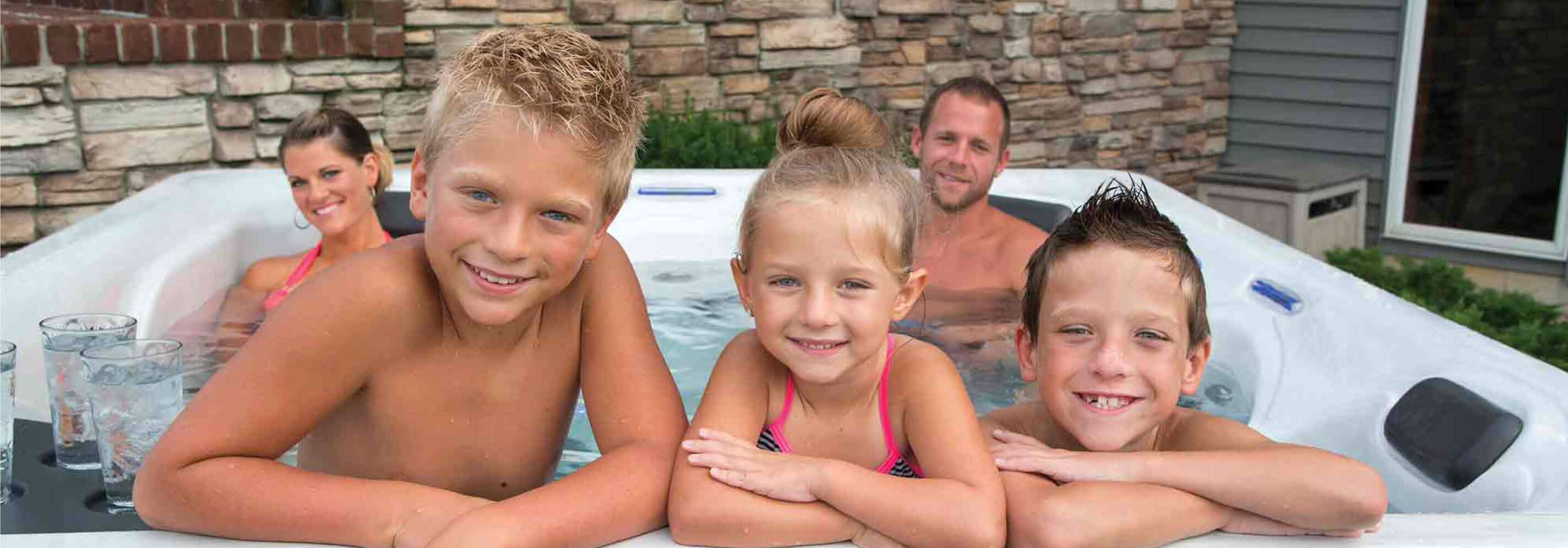 Familie in een Master Spas bubbelbad