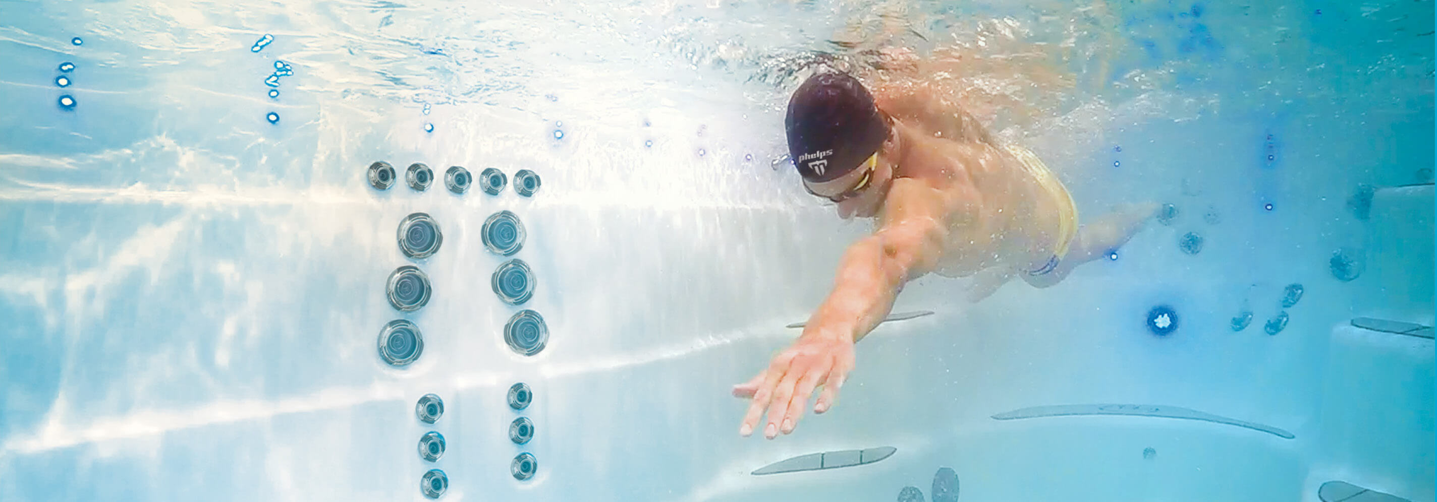 Michael Phelps zwemt in een Michael Phelps Signature Swim Spa van Master Spas