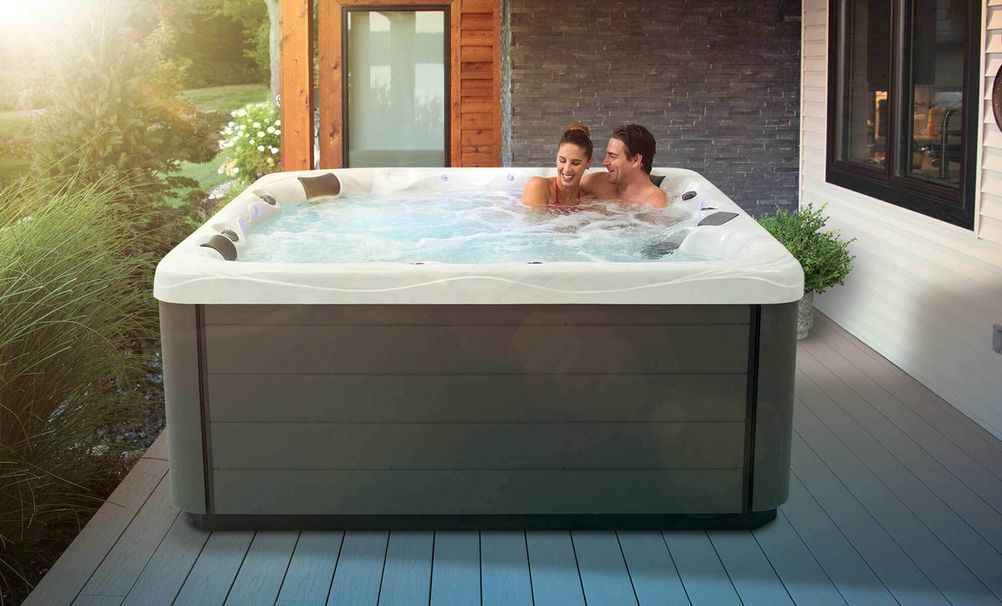 hot tub installatie op een achterterras