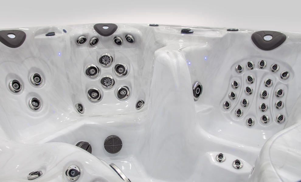 hot tub installatie op een achterterras