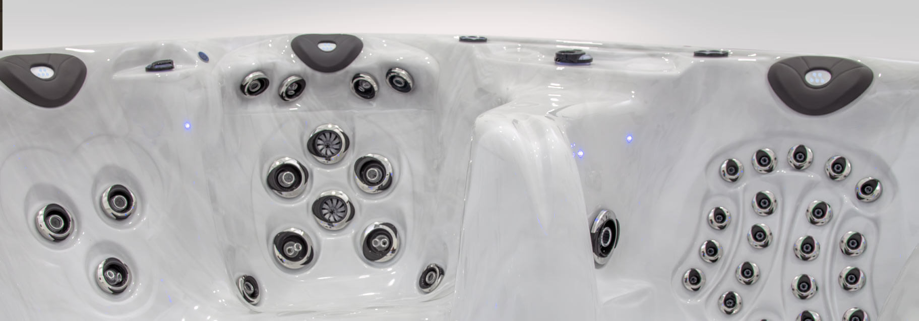 hot tub installatie op een achterterras