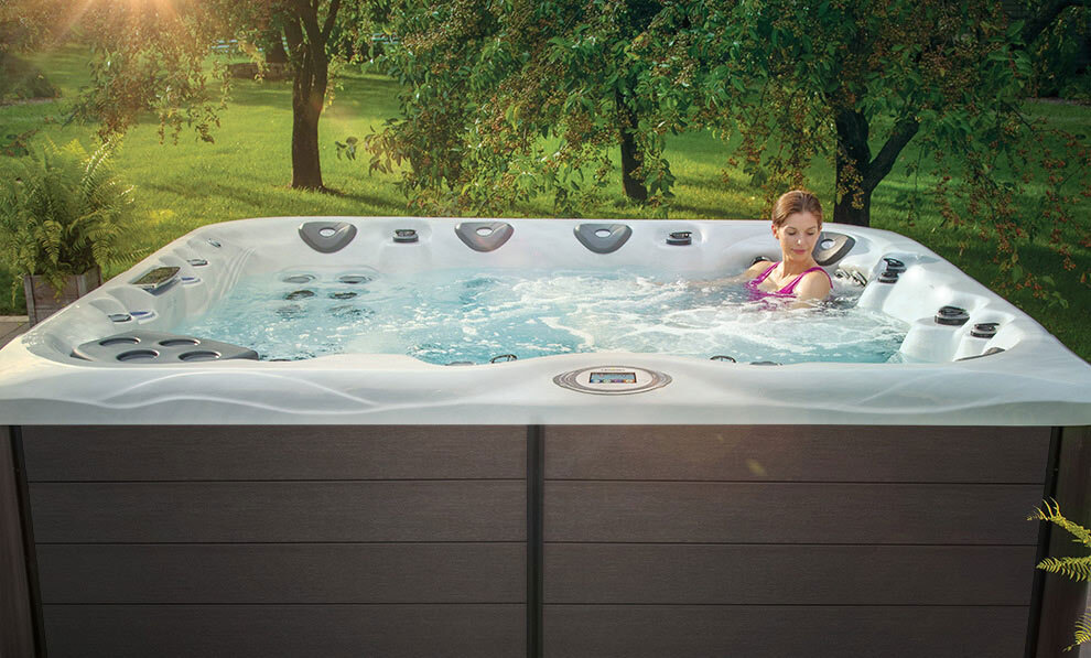 hot tub installatie in een bosrijke omgeving