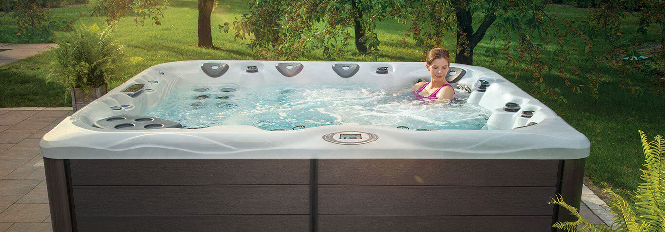 hot tub installatie in een bosrijke omgeving