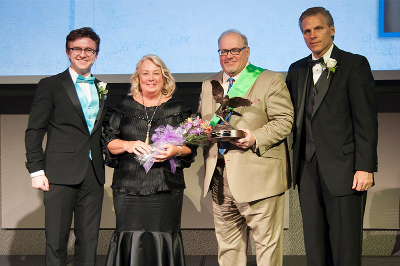 Master Spas CEO ontvangt de Junior Achievement Bel Award