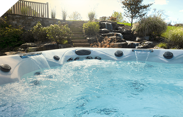 close-up van een hot tub op een patio in de achtertuin